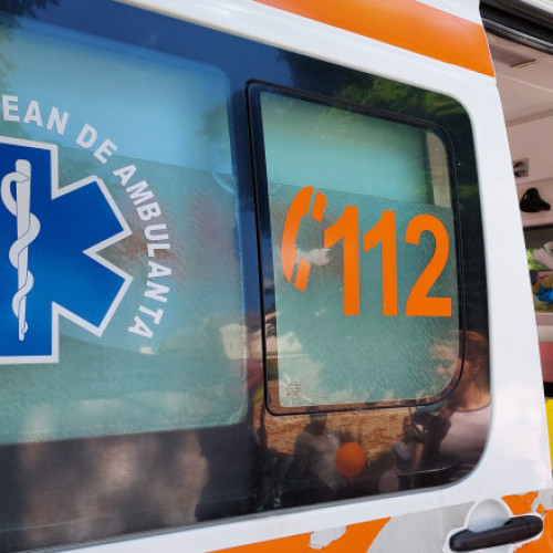 Ambulanță din Bistrița-Năsăud surprinsă cu portiera deschisă în trafic în timp ce se deplasa spre un caz