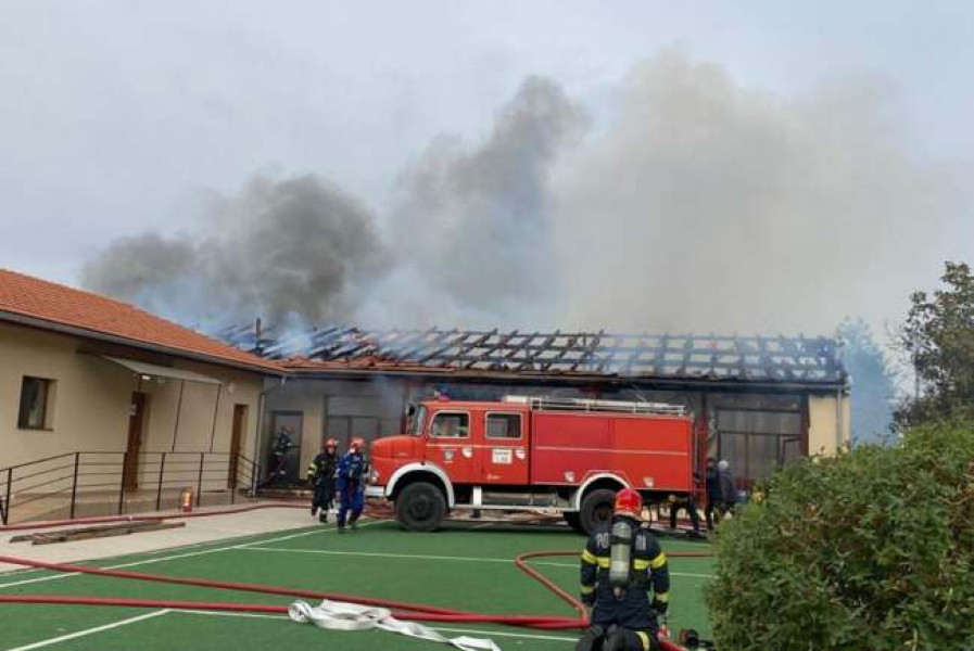 Incendiu la școala din Lovrin: 80 de persoane evacuate în siguranță