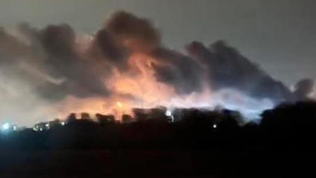 Incendiu la rafinăria principală din Ungaria, intervenție nocturnă a pompierilor