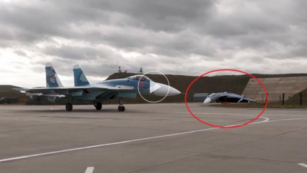 Într-un reportaj al Ministerului Apărării din Rusia, menit să prezinte exercițiile militare comune cu Belarus, a fost surprins un avion de vânătoare gonflabil, care servește drept momeală. Analistul de apărare Gui Plopski a observat că avionul, dezumflat și cu botul orientat în jos, a scăpat cenzurii.