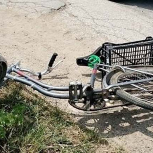 Un bărbat în vârstă de 29 de ani a accidentat mortal un biciclist în Timiș. Bicicistul în vârstă de 45 de ani a fost lovit de un autoturism în afara localității Șandra pe DN6. Poliția a deschis un dosar penal.