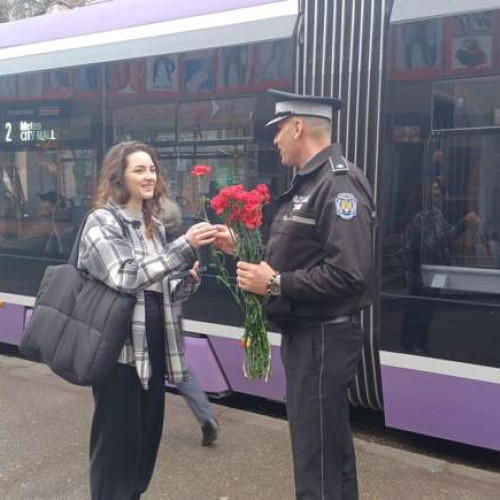 Polițiștii locali din Timișoara sărbătoresc femeile de 8 Martie prin dăruirea de flori!