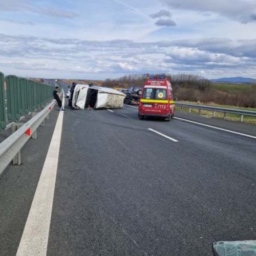 Femeie transportată la spital după un accident cu 3 mașini pe A1, în Timiș