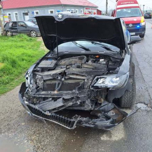 Accident rutier cu 3 răniți, în Timiș. Două autoturisme s-au ciocnit pe DJ 592 D și DJ 572, duminică la prânz