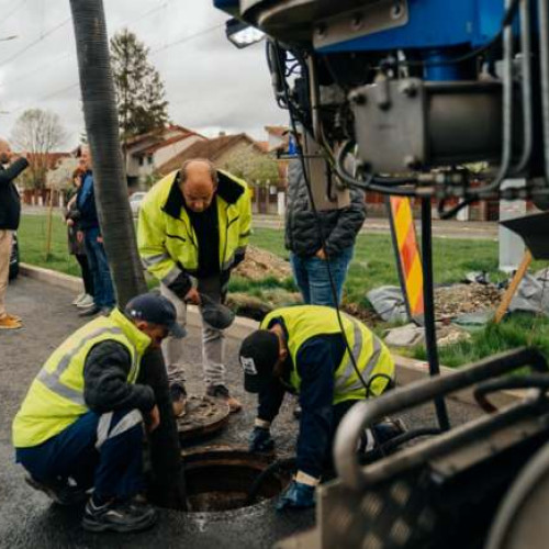 Probleme cu canalizarea pe şantierul Calea Bogdăneștilor. Restricții de trafic pentru remediere